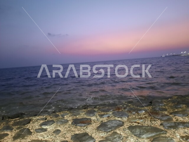 كورنيش جازان في المملكة العربية السعودية، منطقة طبيعية مشهورة لجذب واستقطاب السياح من أنحاء العالم، قضاء وقت ممتع في المدن الساحلية، مكان لرحلة وجولة بحرية ترفيهية، منظر المياه الزرقاء عند غروب الشمس، جزر البحر الأحمر