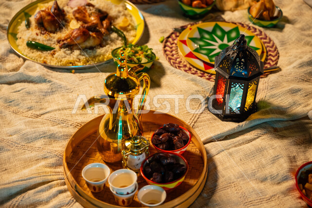 حسن الضيافة والاستقبال، دلة قهوة عربية مع التمر والفناجين وفانوس معدني مضيء، زينة واكسسوارات شهر رمضان المبارك، المأكولات الشرقية التقليدية، تحضير وتجهيز مائدة الإفطار، صورة مقربة لسفرة رمضانية مليئة بأصناف الطعام والمقبلات الشهية