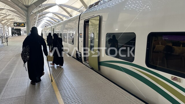 القدرة على التنقل من منطقة لأخرى بأريحية، محطة قطار الحرمين السريع في المملكة العربية السعودية، وسيلة نقل مريحة للحجاج والمعتمرين، الفن الهندسي لتطور وتقدم وسائل النقل والمواصلات، خط كهربائي سريع يربط بين مكة المكرمة والمدينة المنورة