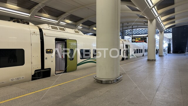 خط كهربائي سريع يربط بين مكة المكرمة والمدينة المنورة، القدرة على التنقل من منطقة لأخرى بأريحية، محطة قطار الحرمين السريع في المملكة العربية السعودية، وسيلة نقل مريحة للحجاج والمعتمرين، الفن الهندسي لتطور وتقدم وسائل النقل والمواصلات