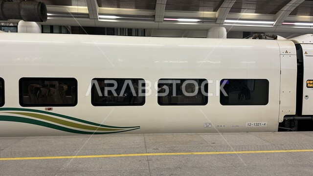  محطة قطار الحرمين السريع في المملكة العربية السعودية، وسيلة نقل مريحة للحجاج والمعتمرين، الفن الهندسي لتطور وتقدم وسائل النقل والمواصلات، خط كهربائي سريع يربط بين مكة المكرمة والمدينة المنورة، القدرة على التنقل من منطقة لأخرى بأريحية