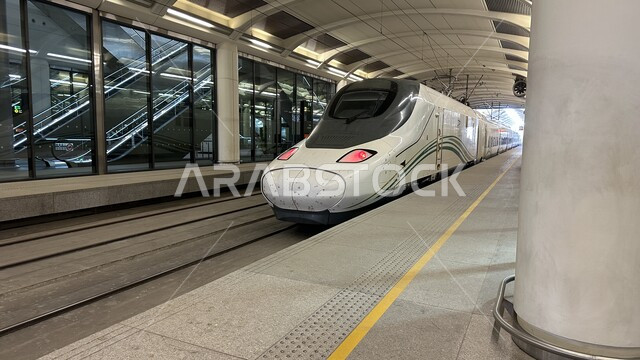 خط كهربائي سريع يربط بين مكة المكرمة والمدينة المنورة، القدرة على التنقل من منطقة لأخرى بأريحية، محطة قطار الحرمين السريع في المملكة العربية السعودية، وسيلة نقل مريحة للحجاج والمعتمرين، الفن الهندسي لتطور وتقدم وسائل النقل والمواصلات