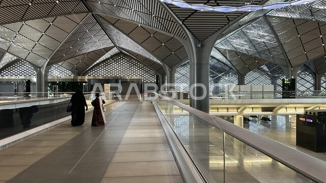  محطة قطار الحرمين السريع في المملكة العربية السعودية، وسيلة نقل مريحة للحجاج والمعتمرين، الفن الهندسي لتطور وتقدم وسائل النقل والمواصلات، خط كهربائي سريع يربط بين مكة المكرمة والمدينة المنورة، القدرة على التنقل من منطقة لأخرى بأريحية