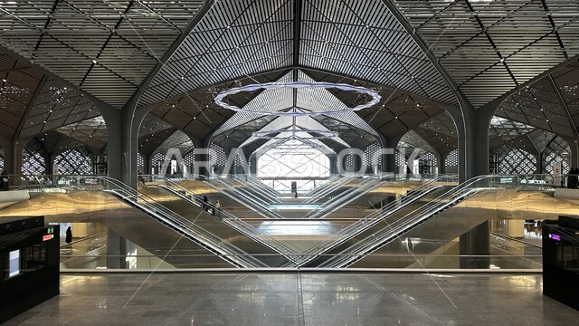 خط كهربائي سريع يربط بين مكة المكرمة والمدينة المنورة، القدرة على التنقل من منطقة لأخرى بأريحية، محطة قطار الحرمين السريع في المملكة العربية السعودية، وسيلة نقل مريحة للحجاج والمعتمرين، الفن الهندسي لتطور وتقدم وسائل النقل والمواصلات