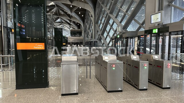 محطة قطار الحرمين السريع في المملكة العربية السعودية، وسيلة نقل مريحة للحجاج والمعتمرين، الفن الهندسي لتطور وتقدم وسائل النقل والمواصلات، خط كهربائي سريع يربط بين مكة المكرمة والمدينة المنورة، القدرة على التنقل من منطقة لأخرى، بوابات الدخول إلى رصيف رقم 3