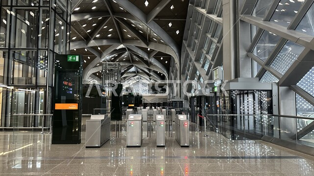 وسيلة نقل مريحة للحجاج والمعتمرين، الفن الهندسي لتطور وتقدم وسائل النقل والمواصلات، خط كهربائي سريع يربط بين مكة المكرمة والمدينة المنورة، القدرة على التنقل من منطقة لأخرى، بوابات الدخول إلى رصيف رقم 3، محطة قطار الحرمين السريع في المملكة العربية السعودية