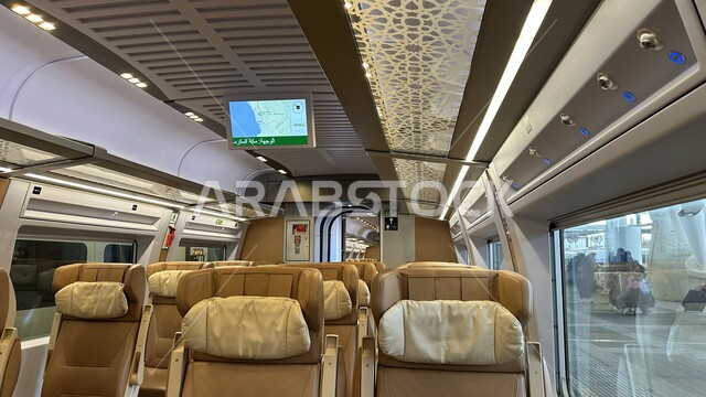 مقاعد مريحة وأنيقة، خط كهربائي سريع يربط بين مكة المكرمة والمدينة المنورة، القدرة على التنقل من منطقة لأخرى بأريحية، محطة قطار الحرمين السريع في المملكة العربية السعودية، وسيلة نقل مريحة للحجاج والمعتمرين، الفن الهندسي لتطور وتقدم وسائل النقل والمواصلات