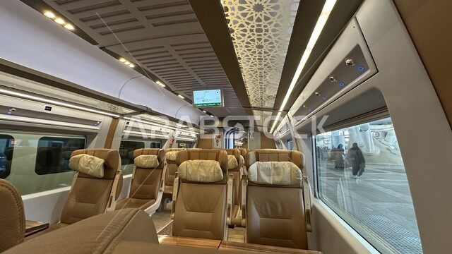 مقاعد مريحة وأنيقة، خط كهربائي سريع يربط بين مكة المكرمة والمدينة المنورة، القدرة على التنقل من منطقة لأخرى بأريحية، محطة قطار الحرمين السريع في المملكة العربية السعودية، وسيلة نقل مريحة للحجاج والمعتمرين، الفن الهندسي لتطور وتقدم وسائل النقل والمواصلات