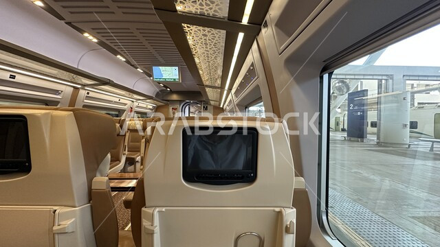 مقاعد مريحة وأنيقة، خط كهربائي سريع يربط بين مكة المكرمة والمدينة المنورة، القدرة على التنقل من منطقة لأخرى بأريحية، محطة قطار الحرمين السريع في المملكة العربية السعودية، وسيلة نقل مريحة للحجاج والمعتمرين، الفن الهندسي لتطور وتقدم وسائل النقل والمواصلات