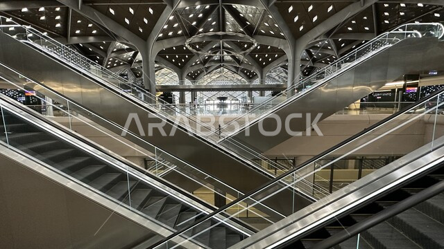  وسيلة نقل مريحة، الفن الهندسي لتطور وتقدم وسائل النقل والمواصلات، خط كهربائي سريع يربط بين مكة المكرمة والمدينة المنورة، القدرة على التنقل من منطقة لأخرى، سلالم كهربائية لسهولة صعود و نزول الحجاج والمعتمرين، محطة قطار الحرمين السريع في المملكة العربية السعودية