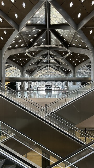 خط كهربائي سريع يربط بين مكة المكرمة والمدينة المنورة، القدرة على التنقل من منطقة لأخرى، سلالم كهربائية لسهولة صعود و نزول الحجاج والمعتمرين، محطة قطار الحرمين السريع في المملكة العربية السعودية، وسيلة نقل مريحة، الفن الهندسي لتطور وتقدم وسائل النقل والمواصلات