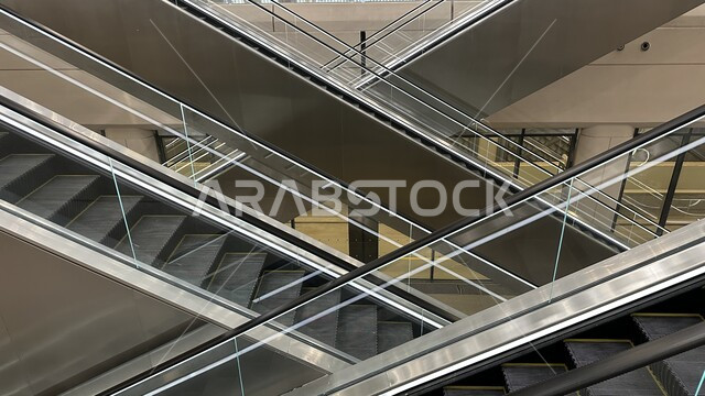 خط كهربائي سريع يربط بين مكة المكرمة والمدينة المنورة، القدرة على التنقل من منطقة لأخرى، سلالم كهربائية لسهولة صعود و نزول الحجاج والمعتمرين، محطة قطار الحرمين السريع في المملكة العربية السعودية، وسيلة نقل مريحة، الفن الهندسي لتطور وتقدم وسائل النقل والمواصلات