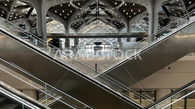 خط كهربائي سريع يربط بين مكة المكرمة والمدينة المنورة، القدرة على التنقل من منطقة لأخرى، سلالم كهربائية لسهولة صعود و نزول الحجاج والمعتمرين، محطة قطار الحرمين السريع في المملكة العربية السعودية، وسيلة نقل مريحة، الفن الهندسي لتطور وتقدم وسائل النقل والمواصلات