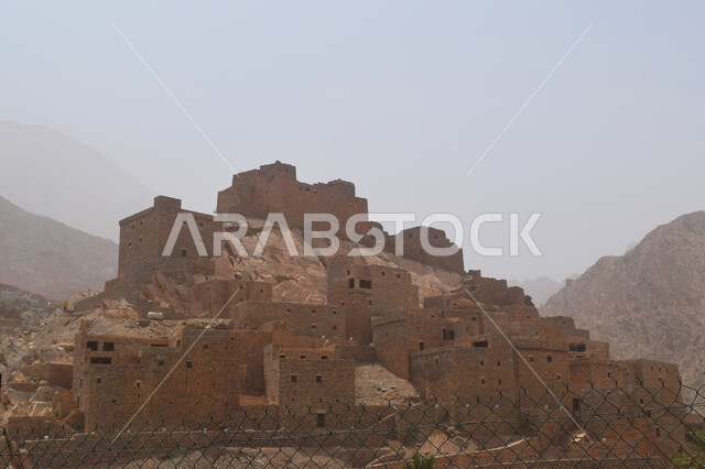 فن العمارة العربية القديمة العريقة، التضاريس الصخرية والقمم والمرتفعات الجبلية، المباني والبيوت الحجرية التراثية، المعالم السياحية التاريخية المشهورة، أماكن طبيعية لجذب واستقطاب السياح