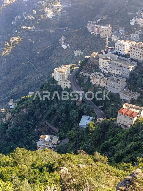 الأشجار والنباتات الخضراء على سفوح جبال فيفاء، البيوت والمباني السكنية على القمم والمرتفعات الجبلية, المدرجات الزراعية في مدينة جازان في السعودية، خلفية الطبيعة