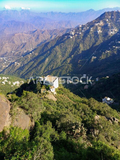 الأشجار والنباتات الخضراء على سفوح جبال فيفاء، البيوت والمباني السكنية على القمم والمرتفعات الجبلية, المدرجات الزراعية في مدينة جازان في السعودية، خلفية الطبيعة