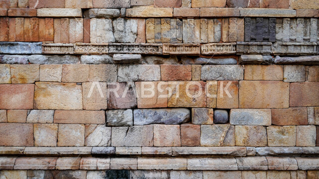 صورة مقربة لجدار حجري بأشكال مختلفة، اشكال حجرية، سور حديقة و فناء منزل مزين بأحجار طبيعية