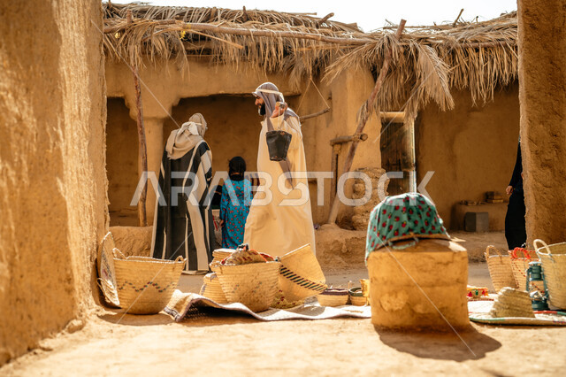 مجموعه من سلال الخوص والقش للبيع في السوق الشعبي التقليدي، يوم بدينا 22 فبراير, ذكرى تأسيس الدولة السعودية الأولى 1727م، عرض منتج محلي وطني، قرية قديمة مبنية من الطين، الأحياء التاريخية الشعبية