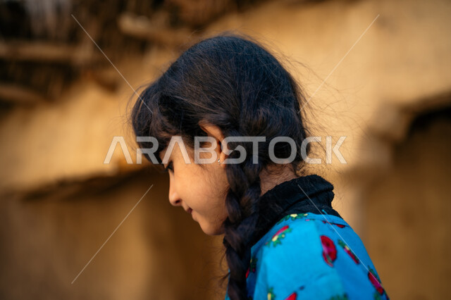 مفهوم النعومة والبراءة, إحياء ذكرى يوم التأسيس السعودي 1727 م, يوم بدينا 22 فبراير, صورة من الجانب لفتاة عربية خليجية سعودية ترتدي زي يوم التأسيس تقف وتنظر إلى مكان ما بإيماءات السرور, الأناقة والاهتمام بالمظهر الخارجي