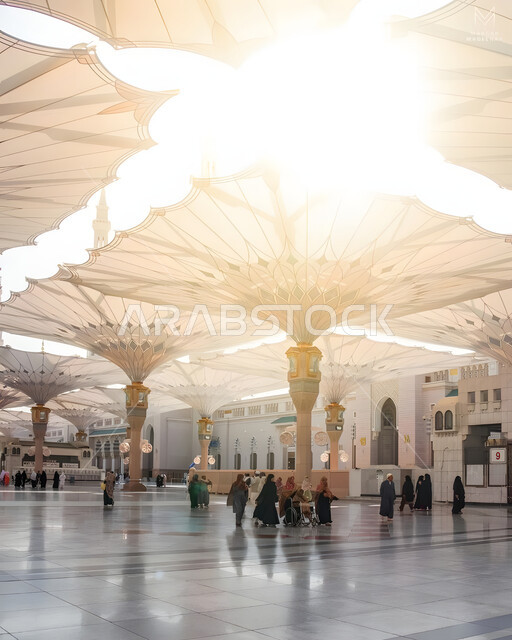 تجمع المسلمين تحت المظلات الالكترونية في المجمع الخارجي للمسجد النبوي الشريف في المدينة المنورة, مكان و معلم ديني إسلامي مقدس, مفهوم العبادة والتقرب إلى الله تعالى, مقصد المسلمين من شتى أنحاء العالم