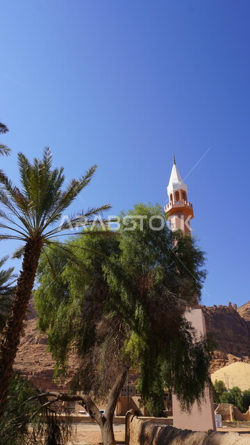 المساجد المبنية على الطراز المعماري القديم, نداء المسلمين لأداء الفرائض والصلوات, معالم وأماكن اسلامية مقدسة في محافظة العلا المشهورة, المباني الطينية والاثار التاريخيه القديمة, الأشجار والنباتات الخضراء