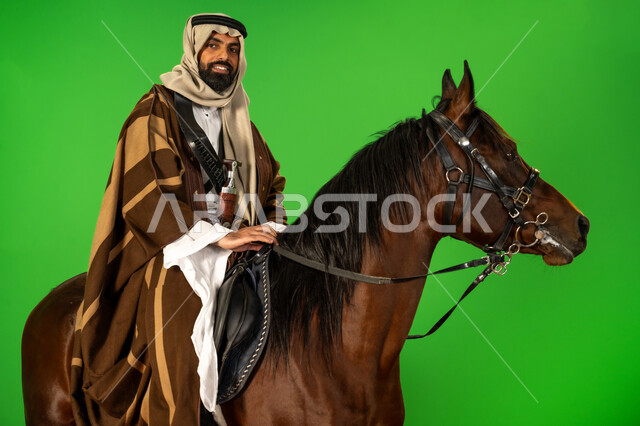 شغف تربية ورعاية الخيل، الفخر والاعتزاز بالهوية الوطنية، اليوم الوطني السعودي 23 سبتمبر، بورتريه لرجل عربي خليجي سعودي يرتدي الزي الشعبي يمتطي فرس عربي، يوم بدينا 22 فبراير، ذكرى تأسيس الدولة السعودية الأولى1727م, توارث حب الجياد من الأجداد، خلفية خضراء، كروما
