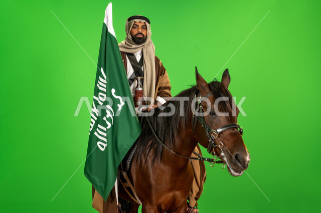 شغف تربية ورعاية الخيل، اليوم الوطني السعودي 23 سبتمبر، بورتريه لرجل عربي خليجي سعودي يرتدي الزي الشعبي يمتطي فرس عربي يحمل علم التأسيس، يوم بدينا 22 فبراير، ذكرى تأسيس الدولة السعودية الأولى1727م, الفخر والاعتزاز بالهوية الوطنية، خلفية خضراء، كروما