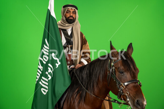 ذكرى تأسيس الدولة السعودية الأولى1727م, الفخر والاعتزاز بالهوية الوطنية، شغف تربية ورعاية الخيل، اليوم الوطني السعودي 23 سبتمبر، بورتريه لرجل عربي خليجي سعودي يرتدي الزي الشعبي يمتطي فرس عربي يحمل علم التأسيس، يوم بدينا 22 فبراير، خلفية خضراء، كروما