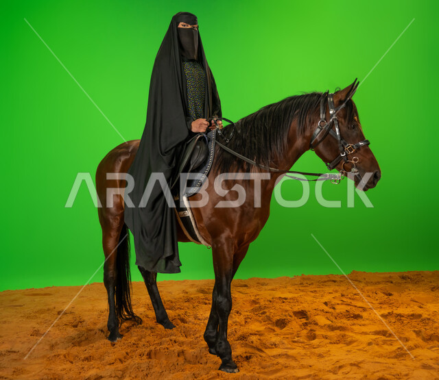 ذكرى تأسيس الدولة السعودية الأولى1727م, الفخر والاعتزاز بالهوية الوطنية، شغف تربية ورعاية الخيل، اليوم الوطني السعودي 23 سبتمبر، بورتريه لامرأة عربية خليجية سعودية ترتدي البرقع والعباءة تمتطي فرس عربي فوق الرمال الناعمة, يوم بدينا 22 فبراير، خلفية خضراء، كروما
