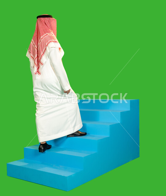 مفهوم الرجولة والثقة بالنفس، الأناقة والاهتمام بالمظهر الخارجي، بورتريه من الخلف لرجل عربي خليجي سعودي يرتدي الثوب التقليدي والشماغ يقوم بالصعود على درج باللون الأزرق، الطول الكامل للجسم، خلفية خضراء، كروما