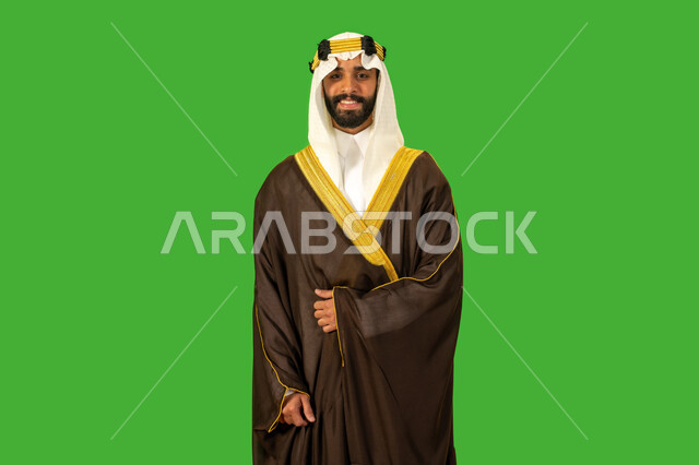 ذكرى تأسيس الدولة السعودية الأولى1727م, ارتداء الزي الشعبي في مناسبة وطنية, الفخر والاعتزاز بالهوية الوطنية، يوم بدينا22 فبراير، بورتريه لرجل عربي خليجي سعودي يرتدي البشت والعقال ينظر للكاميرا ويقف باستقامة وشموخ، خلفية خضراء، كروما