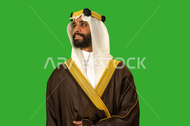 الفخر والاعتزاز بالهوية الوطنية، يوم بدينا22 فبراير، ذكرى تأسيس الدولة السعودية الأولى1727م, ارتداء الزي الشعبي في مناسبة وطنية, بورتريه مقرب لرجل عربي خليجي سعودي يرتدي البشت والعقال يقف باستقامة وشموخ، خلفية خضراء، كروما