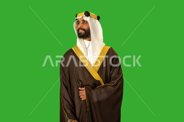 ارتداء الزي الشعبي في مناسبة وطنية, الفخر والاعتزاز بالهوية الوطنية، يوم بدينا22 فبراير، ذكرى تأسيس الدولة السعودية الأولى1727م, بورتريه لرجل عربي خليجي سعودي يرتدي البشت والعقال ينظر للكاميرا ويقف باستقامة وشموخ، خلفية خضراء، كروما