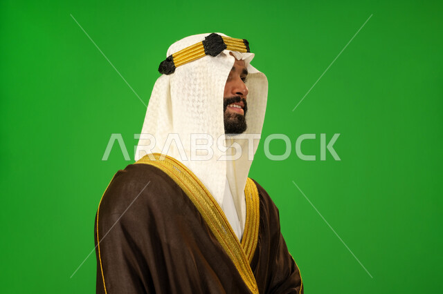 ارتداء الزي الشعبي في مناسبة وطنية, ذكرى تأسيس الدولة السعودية الأولى1727م, يوم بدينا22 فبراير، الاعتزاز والفخر بالهوية الوطنية، حب الوطن والانتماء اليه، بورتريه من الجانب لرجل عربي خليجي سعودي يرتدي البشت والعقال يقف باستقامة وشموخ، خلفية خضراء، كروما