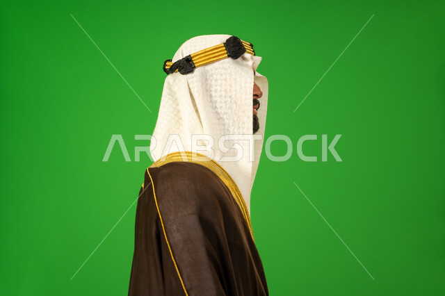 ذكرى تأسيس الدولة السعودية الأولى1727م, يوم بدينا22 فبراير، الاعتزاز والفخر بالهوية الوطنية، ارتداء الزي الشعبي في مناسبة وطنية, حب الوطن والانتماء اليه، بورتريه من الجانب لرجل عربي خليجي سعودي يرتدي البشت والعقال يقف باستقامة وشموخ، خلفية خضراء، كروما