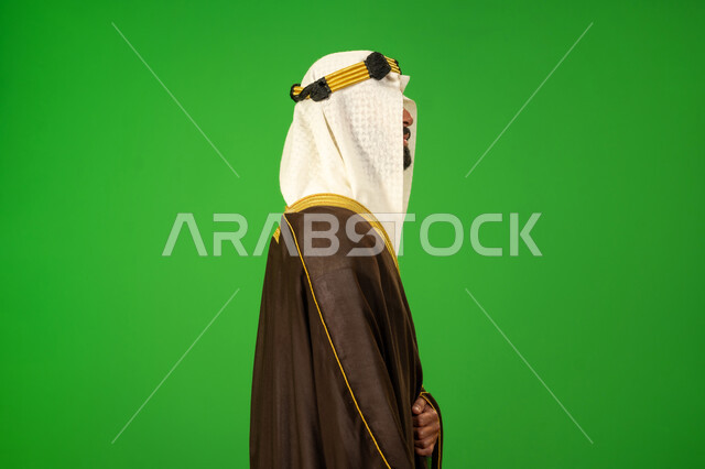يوم بدينا22 فبراير، الاعتزاز والفخر بالهوية الوطنية، ارتداء الزي الشعبي في مناسبة وطنية, ذكرى تأسيس الدولة السعودية الأولى1727م, حب الوطن والانتماء اليه، بورتريه من الجانب لرجل عربي خليجي سعودي يرتدي البشت والعقال يقف باستقامة وشموخ، خلفية خضراء، كروما