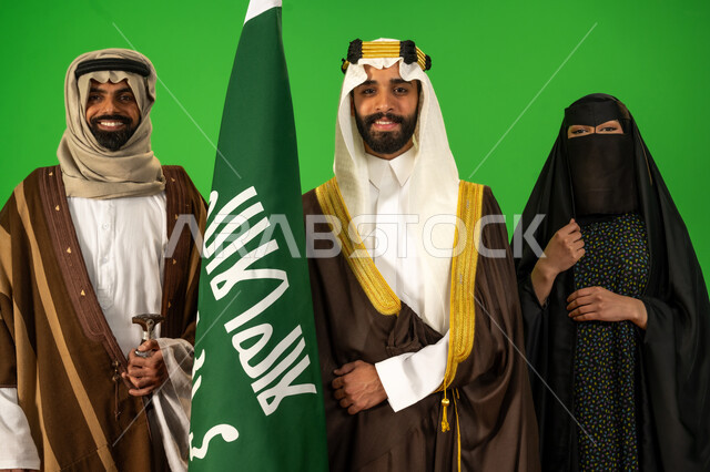يوم بدينا 22 فبراير، بورتريه لأشخاص عرب خليجيين سعوديين يرتدون الزي الشعبي التقليدي في مناسبة وطنية ينظرون الى الكاميرا بايماءات الفخر، رجل سعودي يحمل علم يوم التأسيس، الاصالة والعراقة عند العرب، ذكرى تأسيس الدولة السعودية الأولى 1727م، خلفية خضراء، كروما