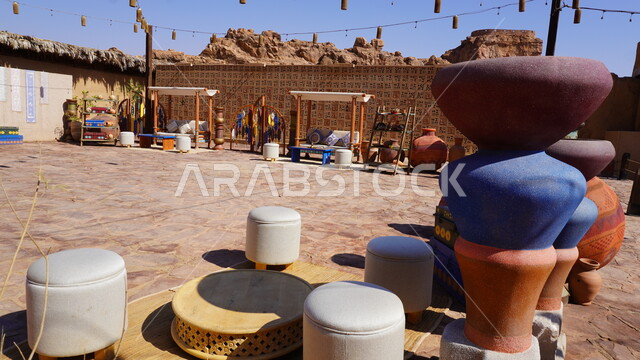 أكشاك بيع الجرات الفخار الشعبية والجرار التراثية في سوق البلدة القديمة، الاماكن التاريخية الأثرية, السياحة في مدينة العلا, مكان لجذب واستقطاب السياح من أنحاء العالم، منطقة سياحية مشهورة في المملكة العربية السعودية، منتج محلي وطني