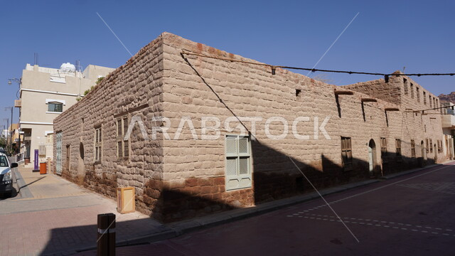 الفن الهندسي المعماري على الطراز الطيني القديم، مبنى تاريخي أثري, منطقة سياحية مشهورة في المملكة العربية السعودية، مكان لجذب واستقطاب السياح من أنحاء العالم، البيوت الطينية الشعبية في البلدة القديمة, السياحة في مدينة العلا