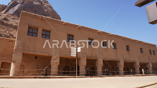 الفن الهندسي المعماري على الطراز الطيني القديم، مبنى تاريخي أثري, منطقة سياحية مشهورة في المملكة العربية السعودية، مكان لجذب واستقطاب السياح من أنحاء العالم، البيوت الطينية الشعبية في البلدة القديمة, السياحة في مدينة العلا