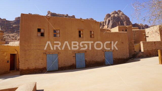 البيوت الطينية الشعبية في البلدة القديمة, الفن الهندسي المعماري على الطراز الطيني القديم، مبنى تاريخي أثري, منطقة سياحية مشهورة في المملكة العربية السعودية، مكان لجذب واستقطاب السياح من أنحاء العالم، السياحة في مدينة العلا