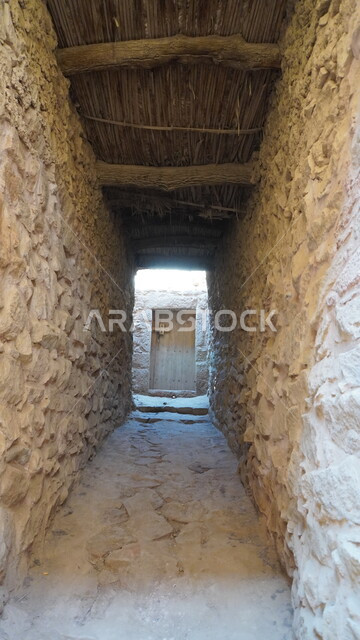 ممر ضيق مسقوف بسعف النخيل، الفن الهندسي المعماري على الطراز الطيني القديم، مبنى تاريخي أثري, منطقة سياحية مشهورة في المملكة العربية السعودية، مكان لجذب واستقطاب السياح من أنحاء العالم، البيوت الطينية الشعبية في البلدة القديمة, السياحة في مدينة العلا