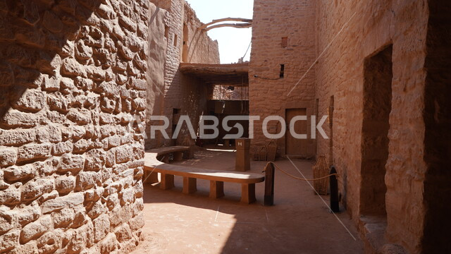 الفن الهندسي المعماري على الطراز الطيني القديم، مبنى تاريخي أثري, منطقة سياحية مشهورة في المملكة العربية السعودية، مكان لجذب واستقطاب السياح من أنحاء العالم، البيوت الطينية الشعبية في البلدة القديمة, السياحة في مدينة العلا