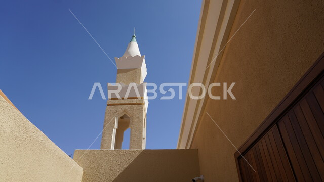 نداء المسلمين لأداء فريضة الصلاة, معلم ومكان ديني مشهور في المملكة العربية السعودية، العبادة والتقرب إلى الله تعالى, الفن الهندسي المعماري للمساجد على الطراز العربي الإسلامي, مئذنة مسجد عمر المدني في البلدة القديمة بمدينة العلا