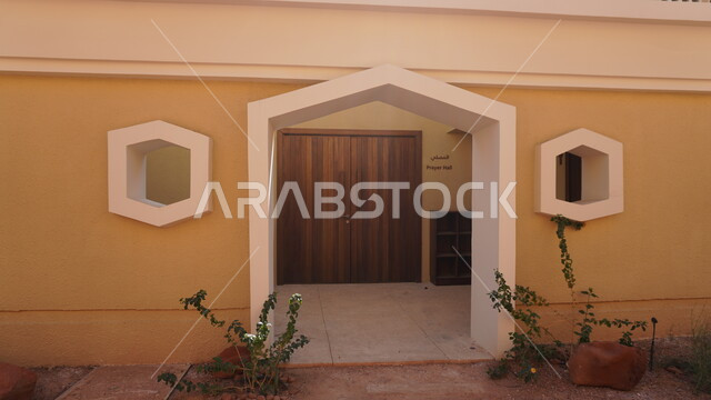 العبادة والتقرب إلى الله تعالى, نداء المسلمين لأداء فريضة الصلاة, الفن الهندسي المعماري للمساجد على الطراز العربي الإسلامي, معلم ومكان ديني مشهور في المملكة العربية السعودية، صورة مقربة لمدخل مسجد عمر المدني في البلدة القديمة بمدينة العلا