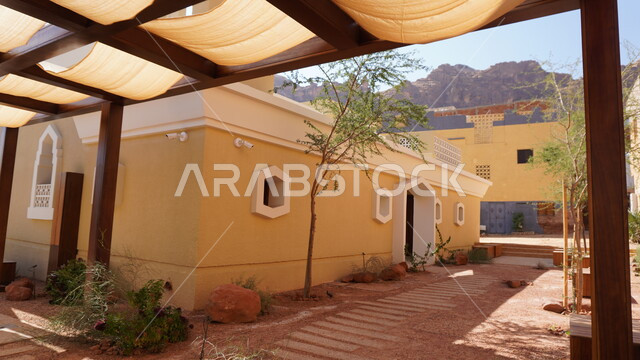 الفن الهندسي المعماري للمساجد على الطراز العربي الإسلامي, العبادة والتقرب إلى الله تعالى, نداء المسلمين لأداء فريضة الصلاة, معلم ومكان ديني مشهور في المملكة العربية السعودية، مسجد عمر المدني في البلدة القديمة بمدينة العلا