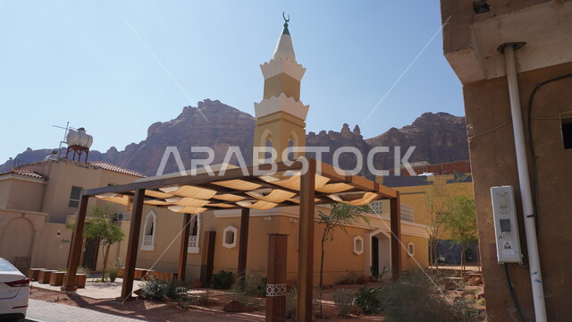 مسجد عمر المدني في البلدة القديمة بمدينة العلا, الفن الهندسي المعماري للمساجد على الطراز العربي الإسلامي, العبادة والتقرب إلى الله تعالى, نداء المسلمين لأداء فريضة الصلاة, معلم ومكان ديني مشهور في المملكة العربية السعودية