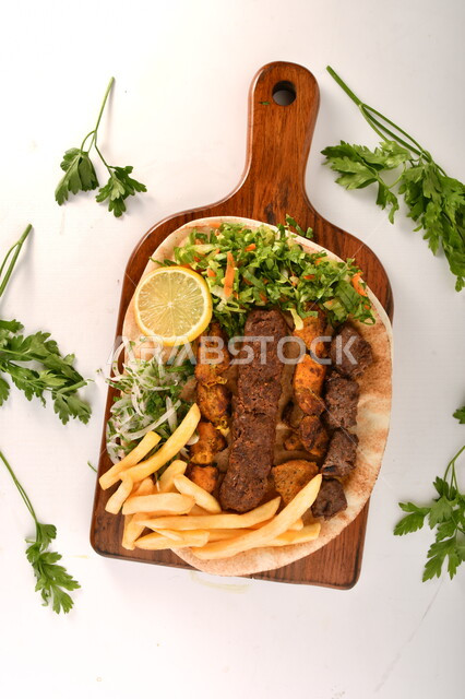 طبق من المشاوي المشكلة اللذيذة والشهية مع شرائح البطاطس المقرمشة، وجبة مشاوي ،وجبات طعام شهية ، اكلات سريعة ساخنة، مأكولات عربية