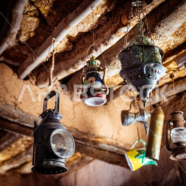 أدوات ومعدات خليجية شعبية، تحفة أثرية على الطراز القديم، ذكرى تأسيس الدولة السعودية الأولى ١٧٢٧م، فانوس معدني تراثي معلق بالسقف الخشبي في بيت طيني، التحف والانتيكات التقليدية, يوم بدينا 22 فبراير