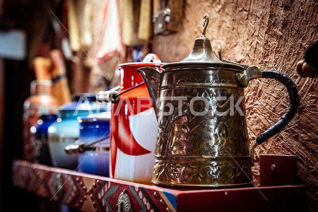 ذكرى تأسيس الدولة السعودية الأولى ١٧٢٧م، تحفة أثرية على الطراز القديم، دلة وابريق معدني تراثي على الرف في احدى البيوت الطينية، التحف والانتيكات التقليدية, أدوات ومعدات خليجية شعبية، يوم بدينا 22 فبراير